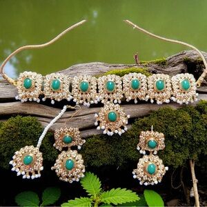 Naseebo, The Elegant Gold and Green Jadau Jewelry Set